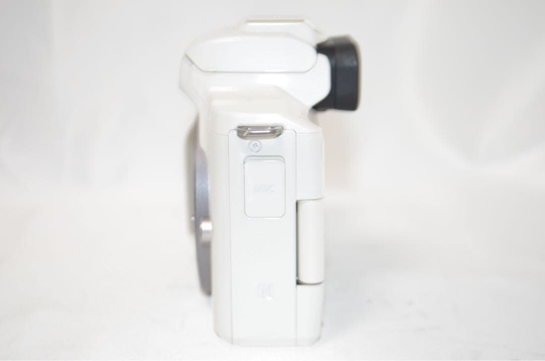 ★お洒落ホワイト♪高性能ミラーレス！スマホ転送OK★キヤノン Kiss M