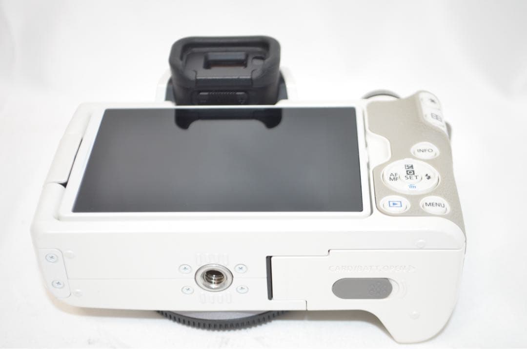 ★お洒落ホワイト♪高性能ミラーレス！スマホ転送OK★キヤノン Kiss M