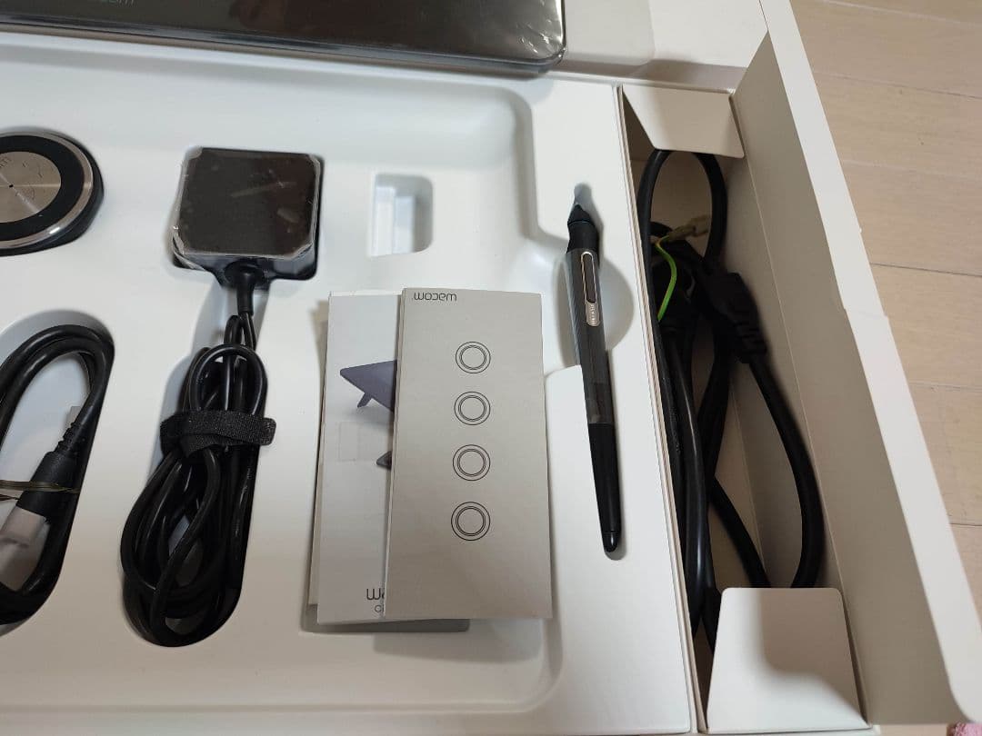 液タブ・ペンタブ Wacom Cintiq Pro 16 (DTH-1620/AK0)