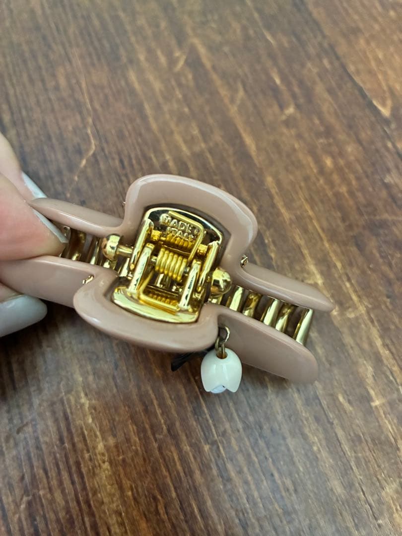 Ayumoですacca花 蜂　モチーフ ヘアクリップM アッカ