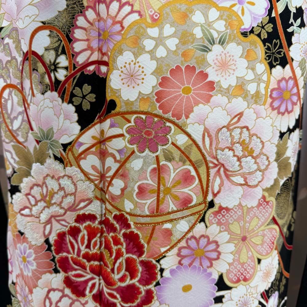 振袖 正絹 黒 古典花柄 裄68.3㎝ 成人式 中古 c-79