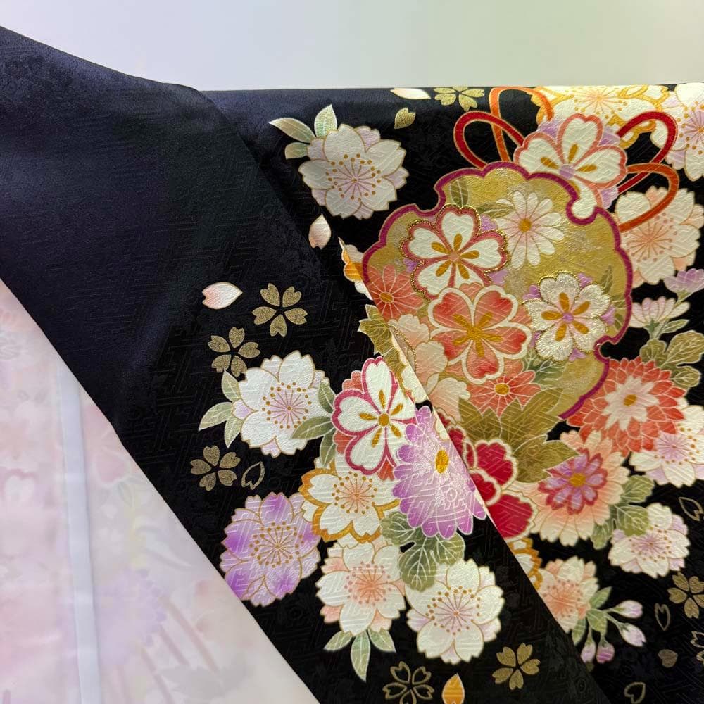 振袖 正絹 黒 古典花柄 裄68.3㎝ 成人式 中古 c-79