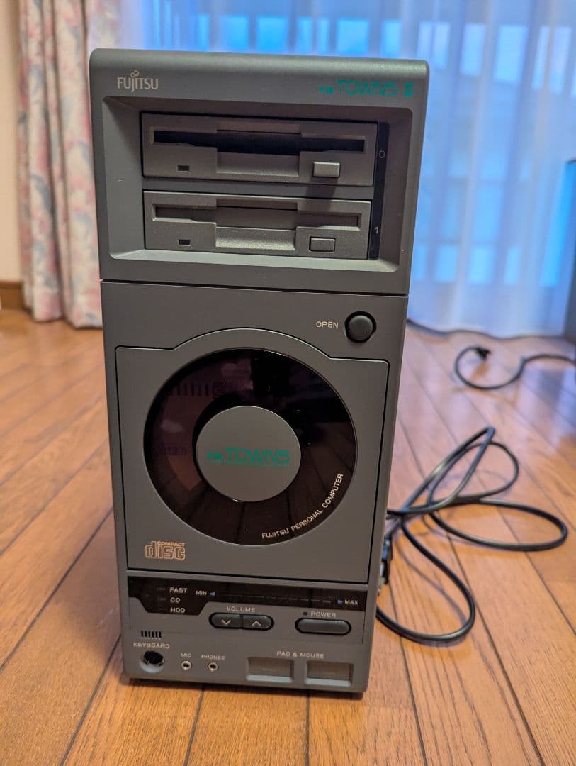 FM TOWNS & FM TOWNS II ジャンク品　取扱説明書一式あり。