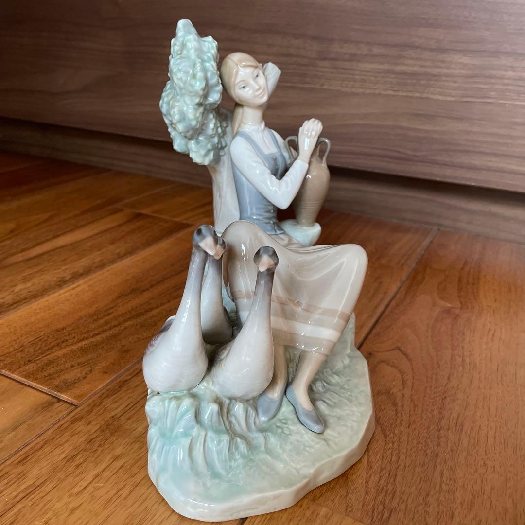 リヤドロ　少女と鴨の陶器置物