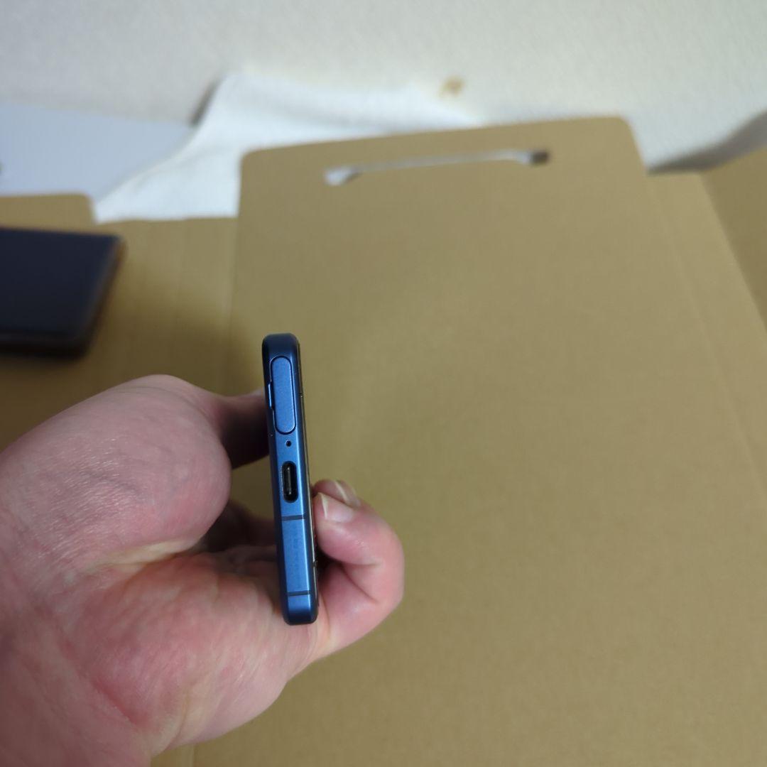 Sony Xperia 紫 docomo 本体