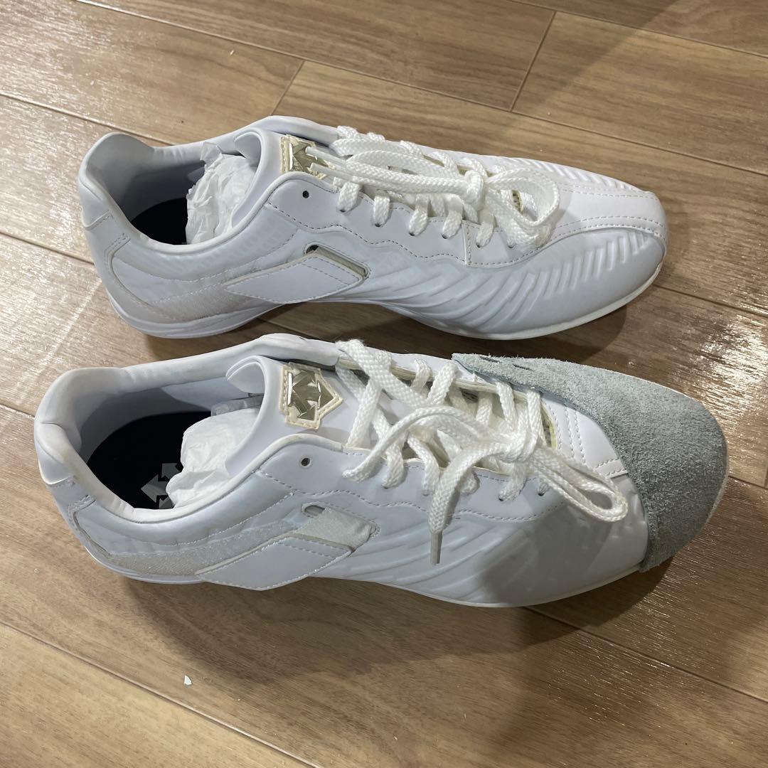 DESCENDENT ホワイト スパイクシューズ P革付き