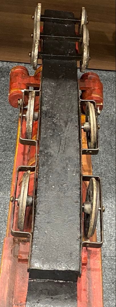 サイドのモデルウッドの列車の機関車