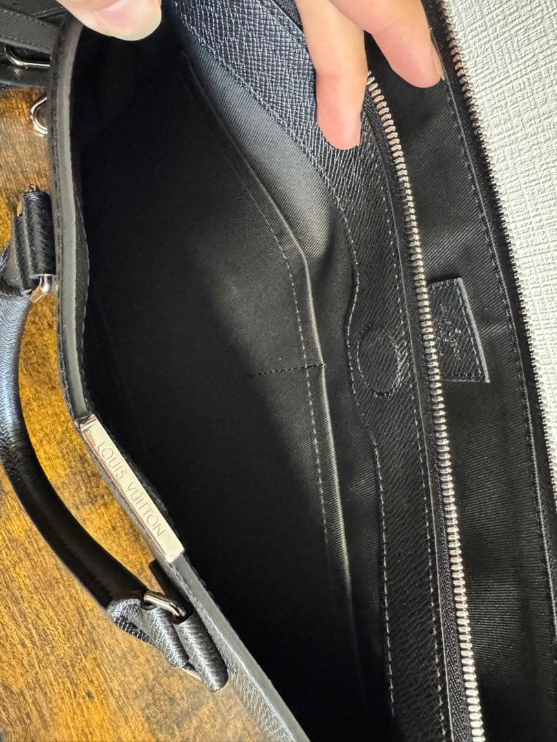 黒のビジネスバッグ 合成皮革製　ヴィトン