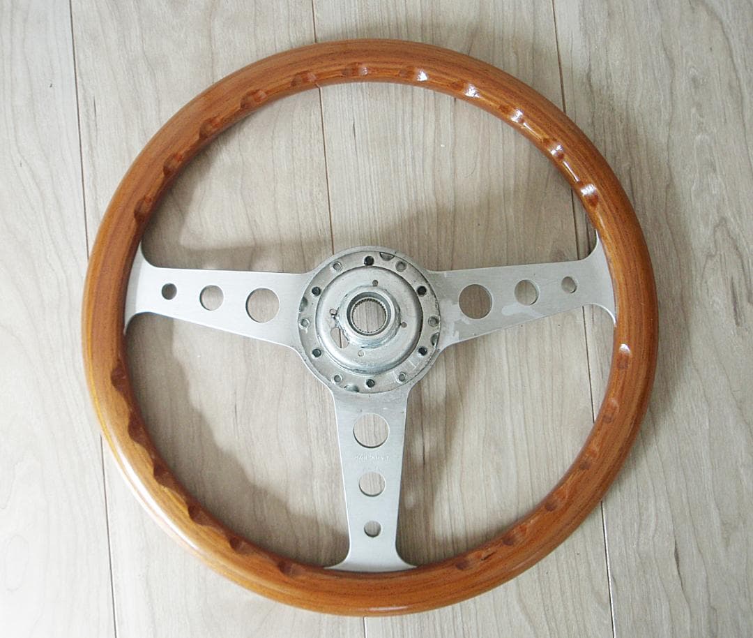 MOMO INDY ホーン・ボス付きウッドステアリング 木製ハンドル インディ