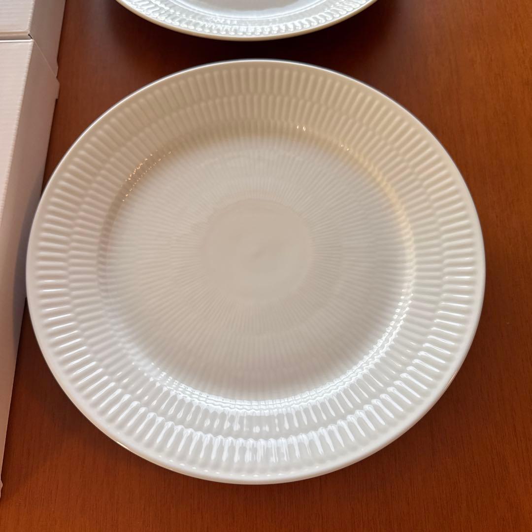 新品未使用　ホワイトフルーテッドプレート25cm✖️2枚