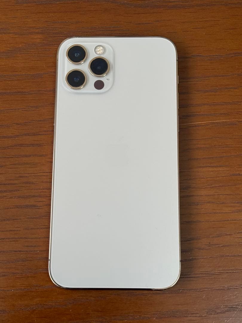 シルバー トリプルカメラ スマートフォン 本体