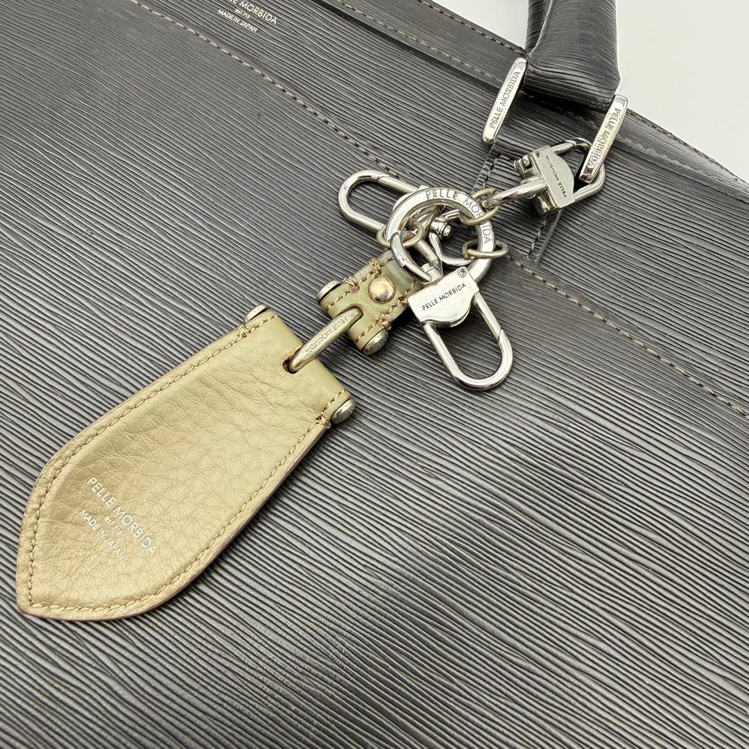 ペッレモルビダ キャピターノ ブリーフケース 2室 オールレザー チャーム付き