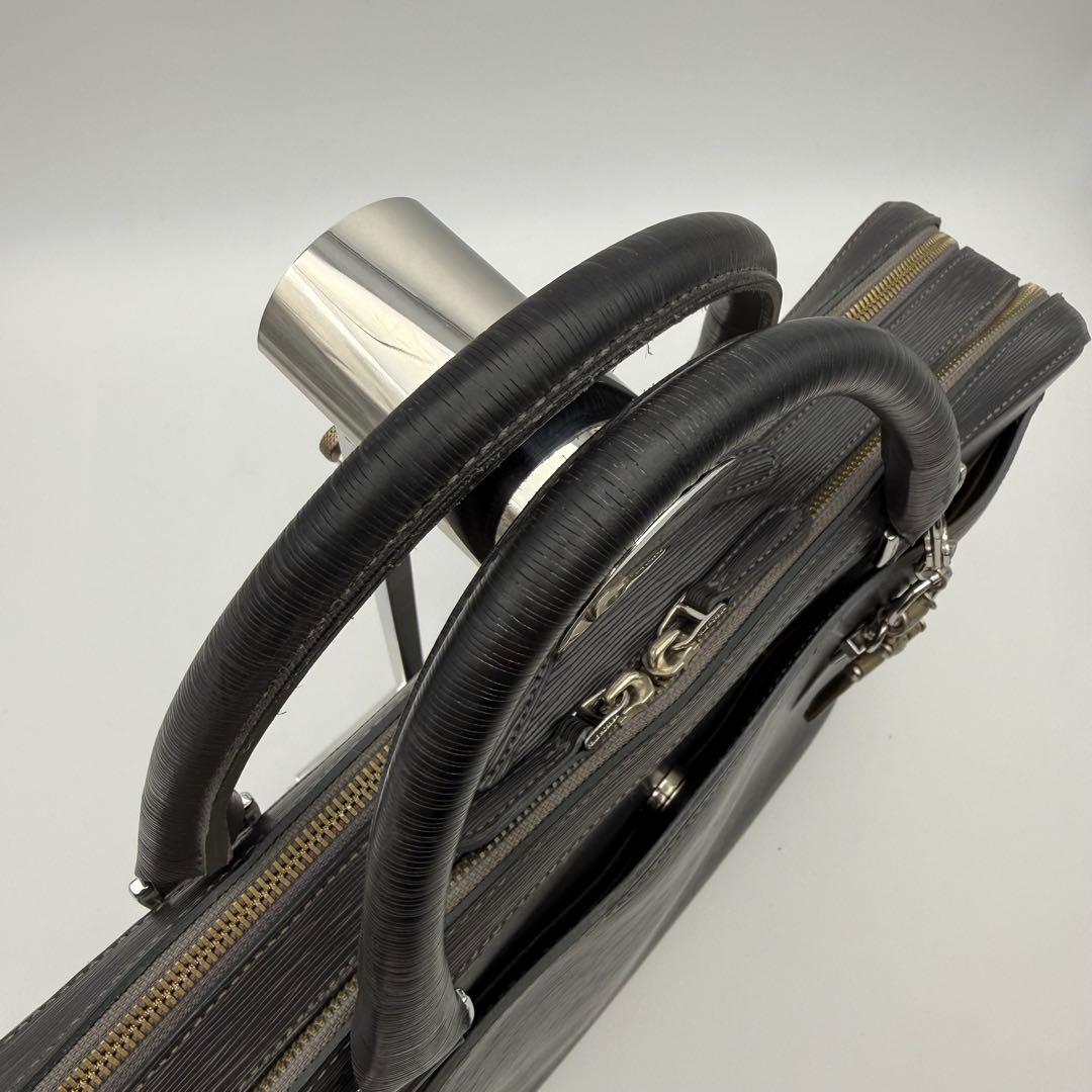 ペッレモルビダ キャピターノ ブリーフケース 2室 オールレザー チャーム付き