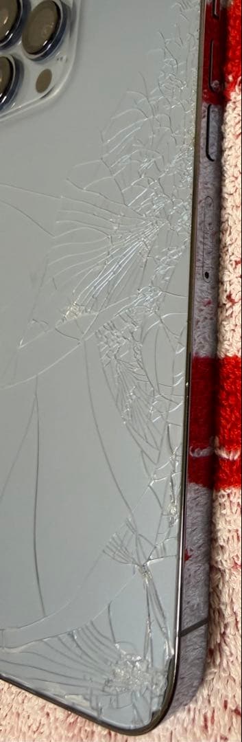 iPhone 13 ProMax シエラブルー 本体 背面ひび割れ