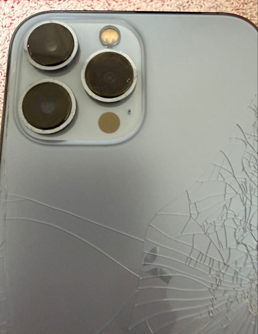 iPhone 13 ProMax シエラブルー 本体 背面ひび割れ
