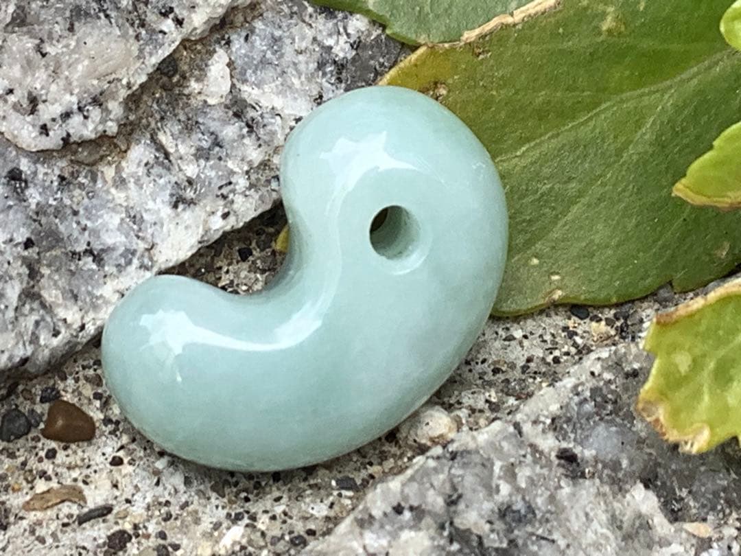 ✳本物の守護石をお身近に‼️ 出雲型糸魚川翡翠勾玉50万円以上の端材使用　鑑別書付