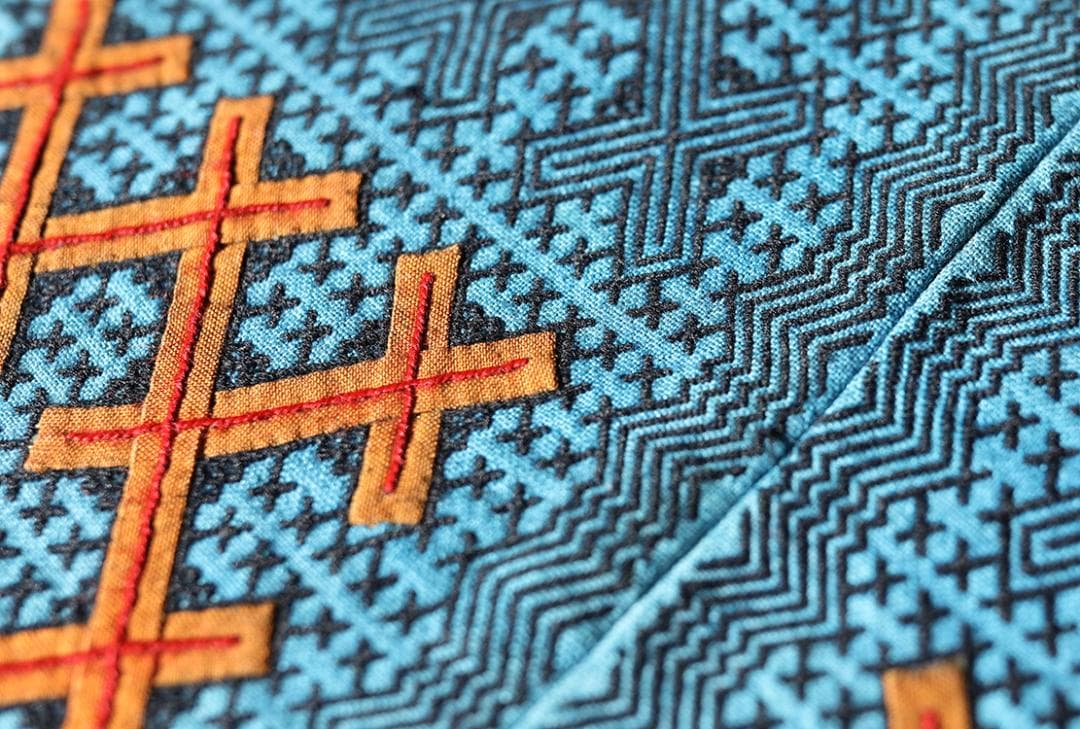 希少・手刺繍 ミャオ族伝統布／平繍テーブルクロス／ヴィンテージ民族刺繍／一点物