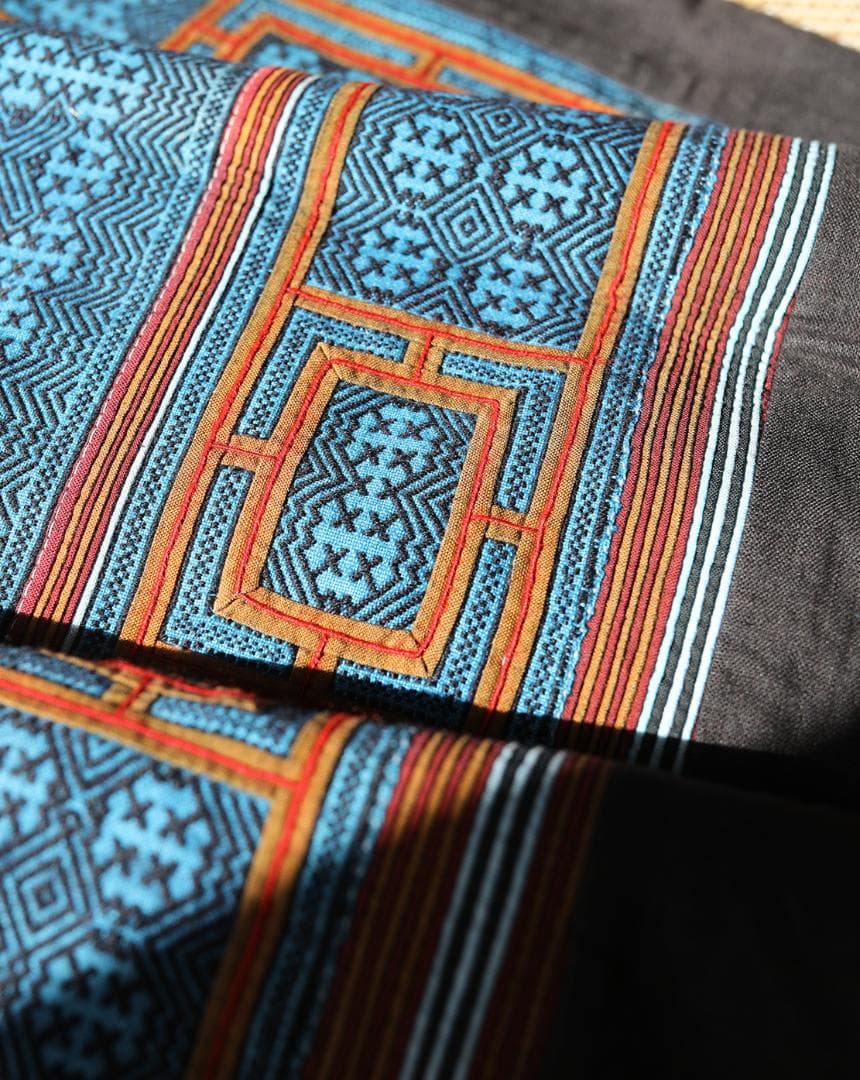 希少・手刺繍 ミャオ族伝統布／平繍テーブルクロス／ヴィンテージ民族刺繍／一点物