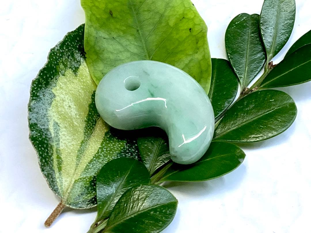 ✳極上*緑輝石一色の透過‼️ 糸魚川翡翠勾玉　本物天然無垢のジェダイト　鑑別書付‼️