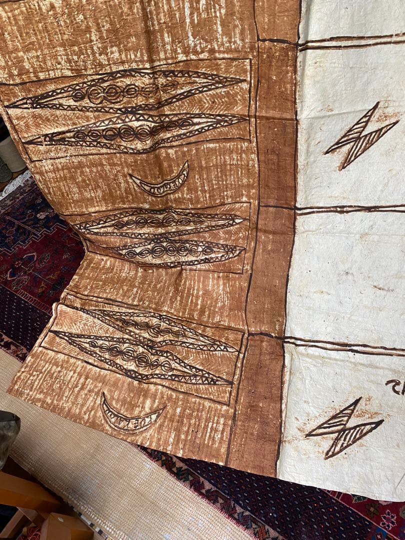 【 TAPA タパ 南太平洋、アフリカ等による樹皮布 タペストリー 】