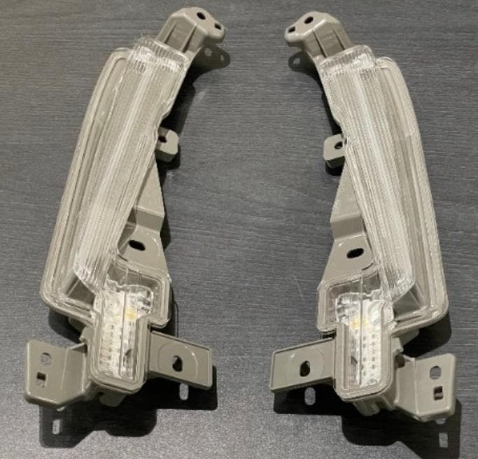 L*g様 【新品 トヨタ純正】プリウス 50後期 / サイドポンツーン / LE