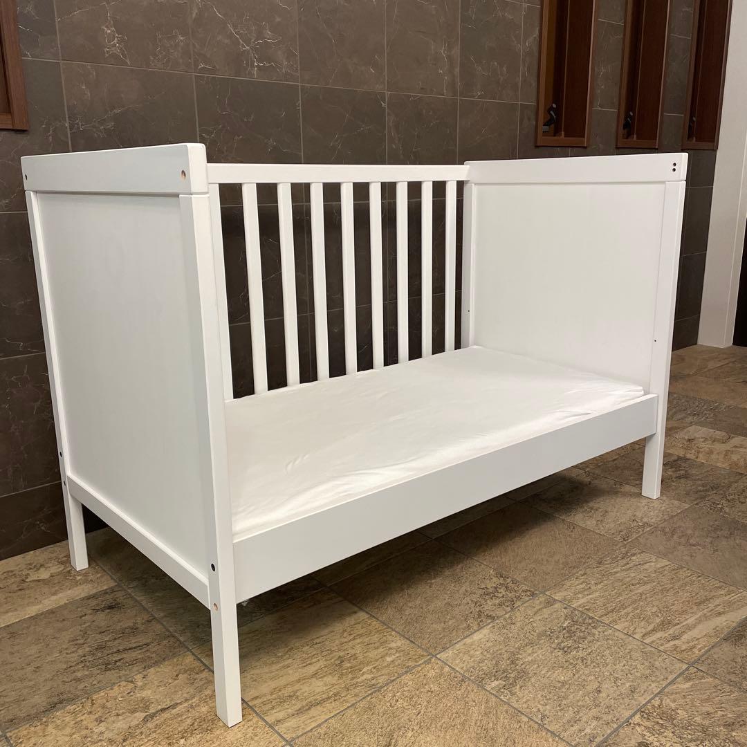 ベビーベッド⭐︎イケア　SUNDVIK マットレス、ベッドバンパー、シーツセット