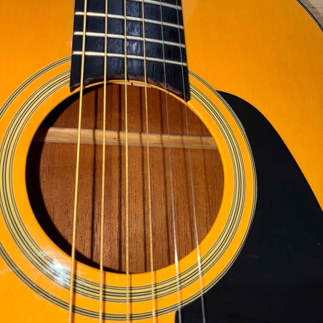 タカミネ　アコースティックギター　スモールタイプで弾きやすいギターです