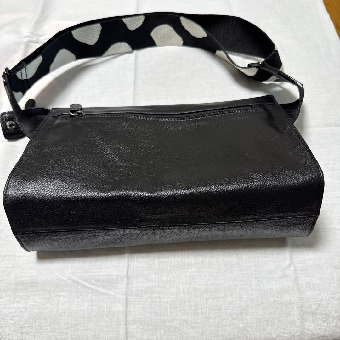 イアパピヨネ　柄ワイドテープショルダーバック