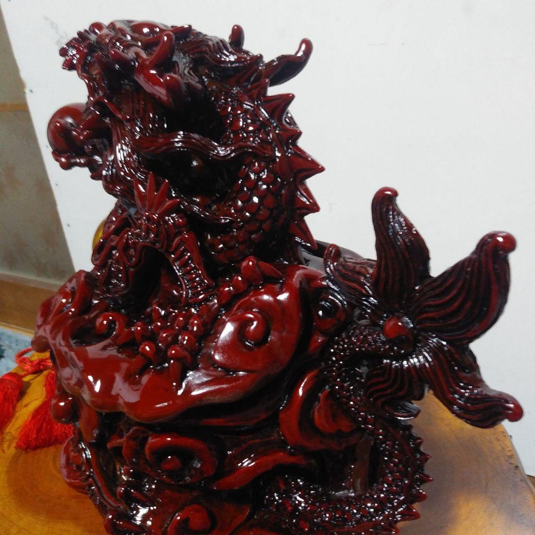 赤色の龍の彫刻 置物