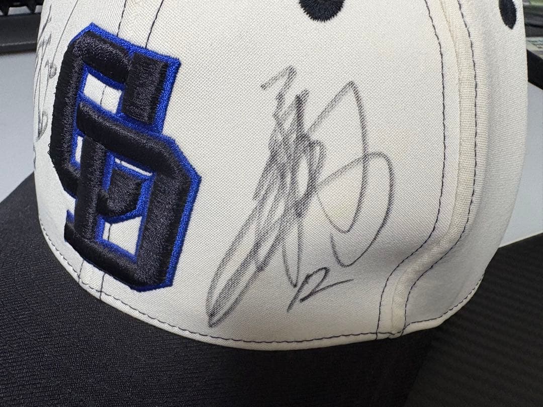 キャップ サイン入り NPBロゴ 大野雄大選手　田島選手のサイン入りです。
