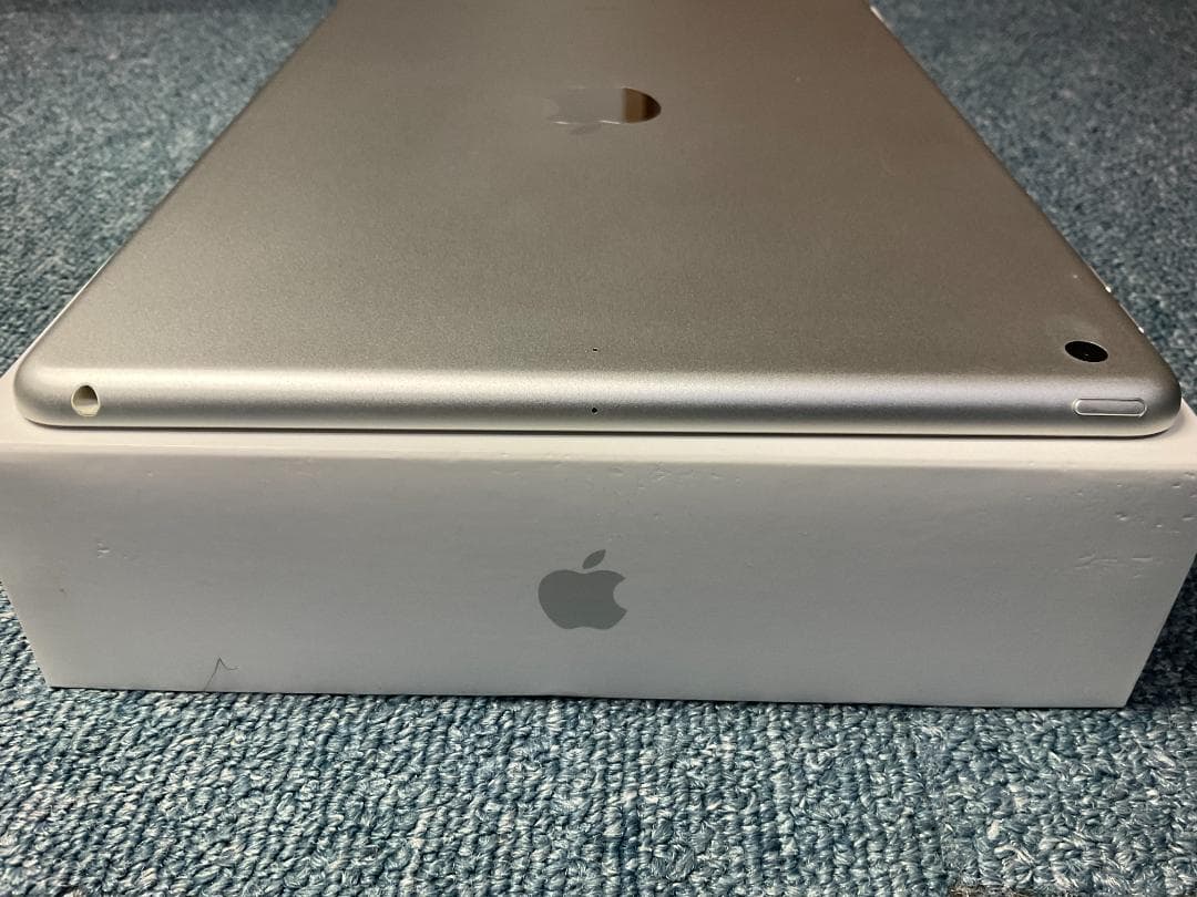iPad 第8世代 128gb wifiモデル　美品　色シルバー　元箱あり