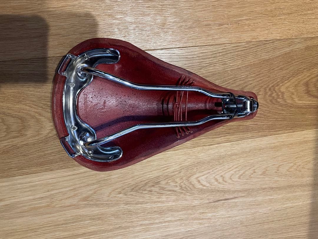 LESADOR バーガンディ レザーサドル