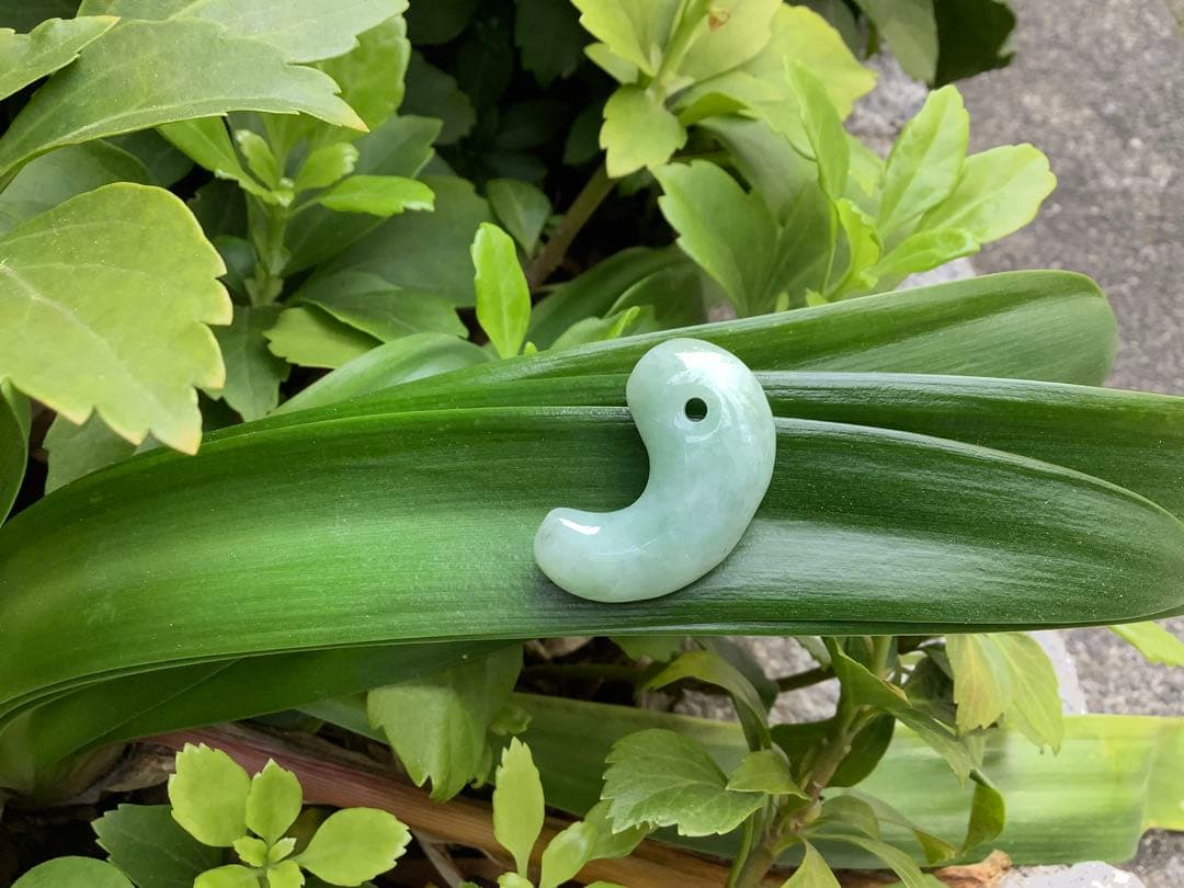 お試し安価卸し‼️業者様もご遠慮なく　糸魚川翡翠勾玉本物ジェダイト　機械鑑定書取得