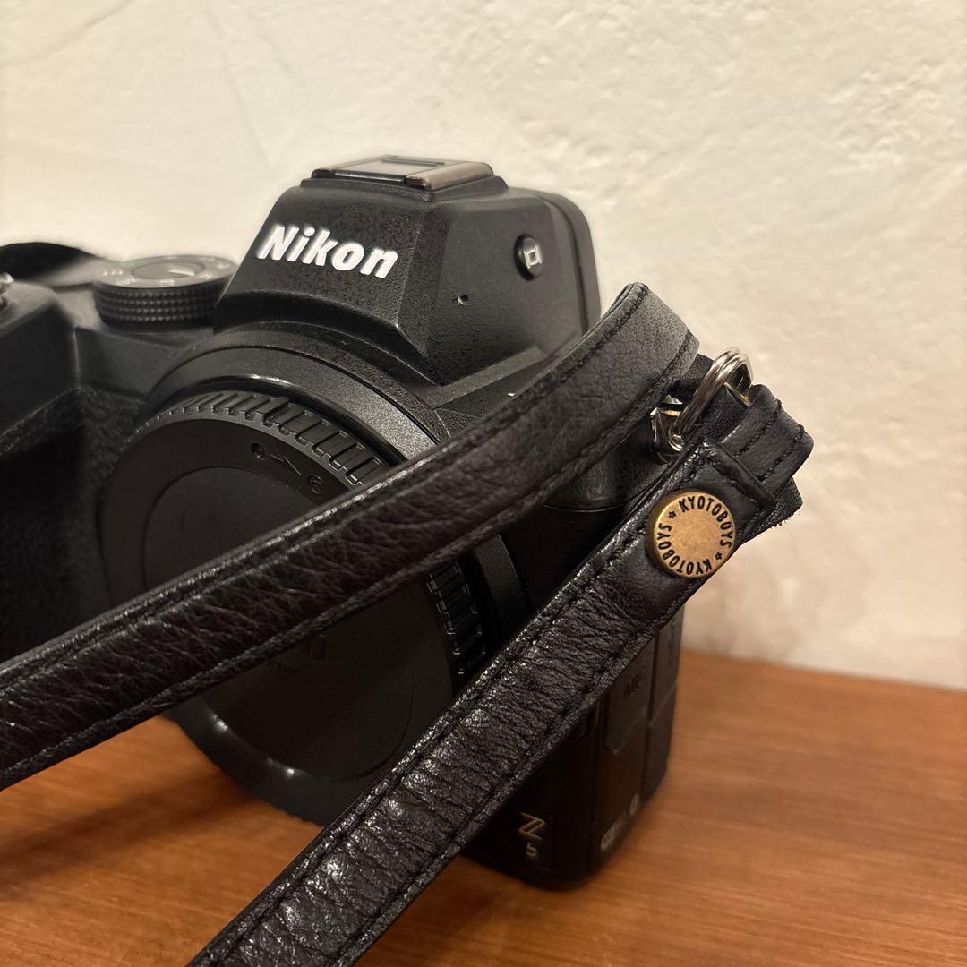 NIKON Z5 ミラーレス一眼　キョウトボーイズのストラップ付