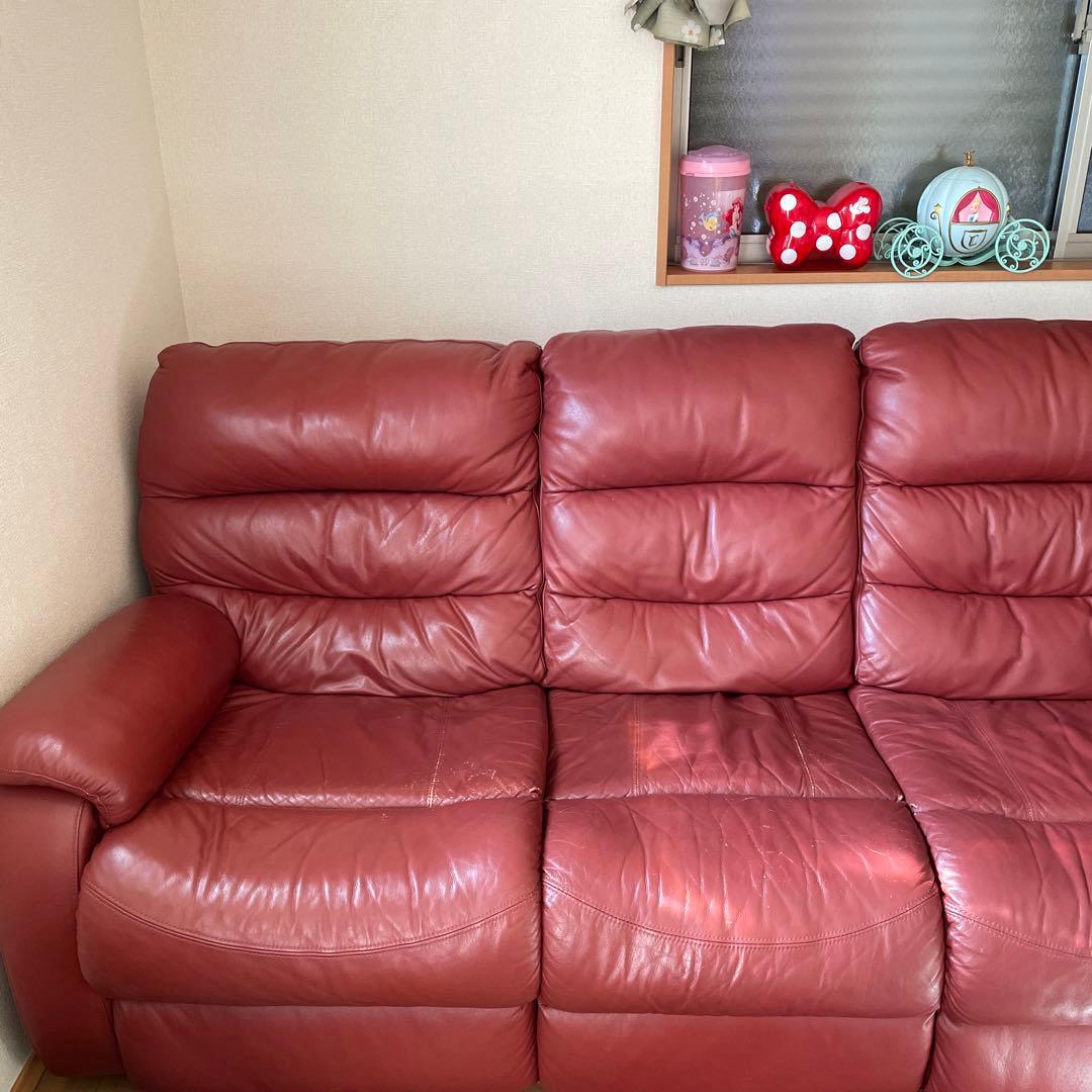 赤いレザー3人掛けソファ　リクライニング付き