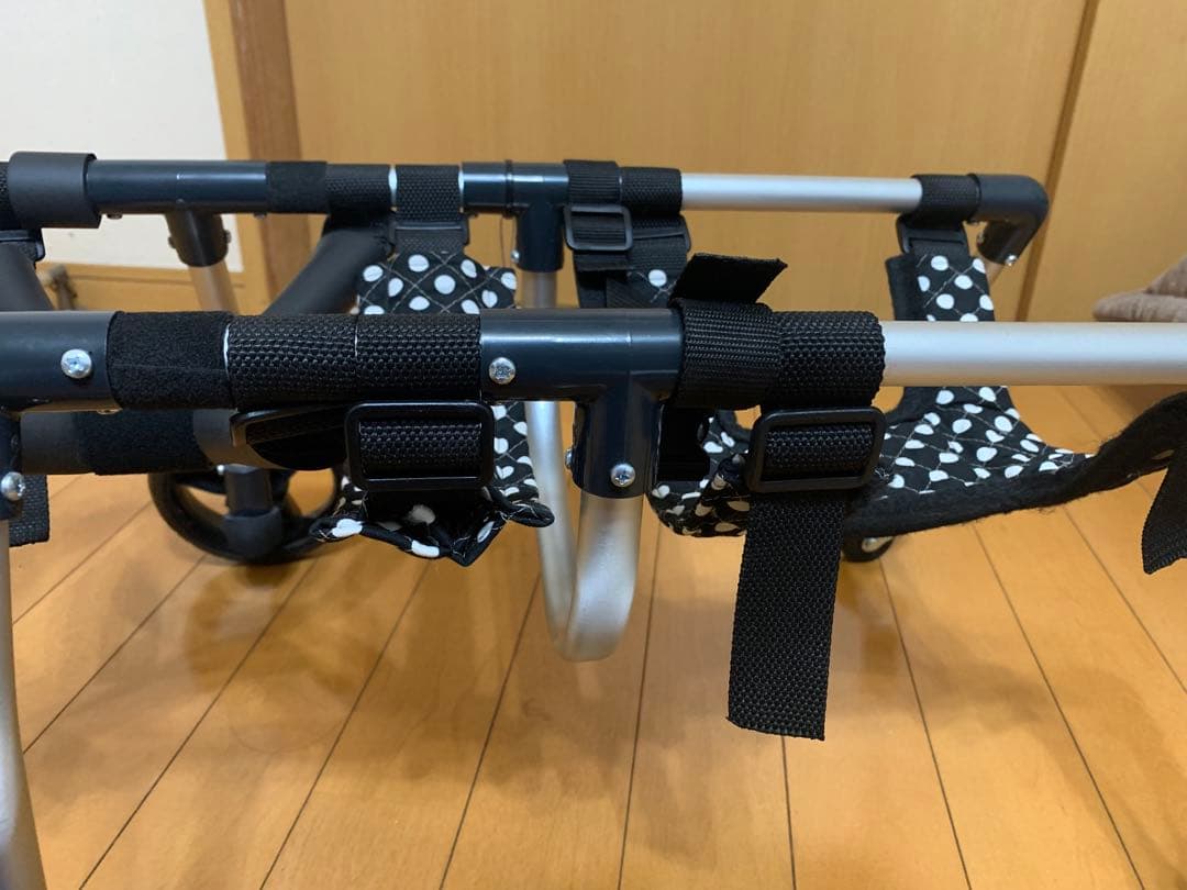 中型犬　4輪　犬用　車いす 歩行器　黒と白の水玉　手押し棒付　お食事　介護補助