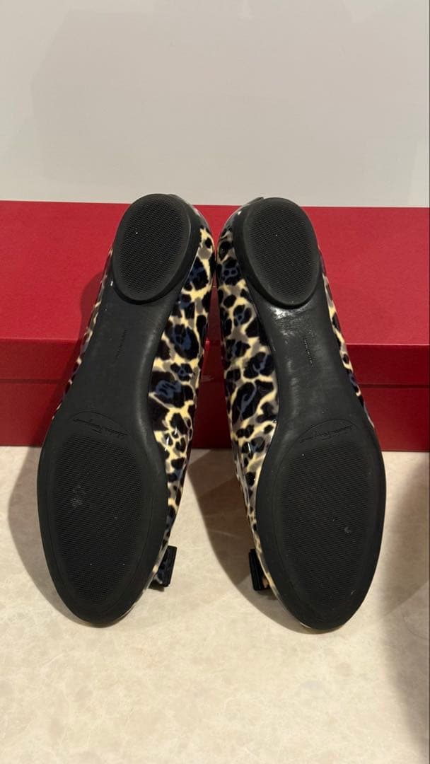 Ferragamo ヒョウ柄 フラットシューズ