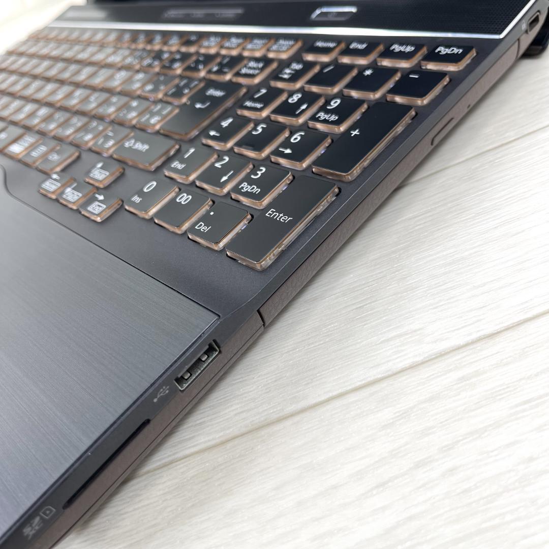 ゆらっと 富士通 第8世代 i7 新品SSD512＋HDD1T メモリ16