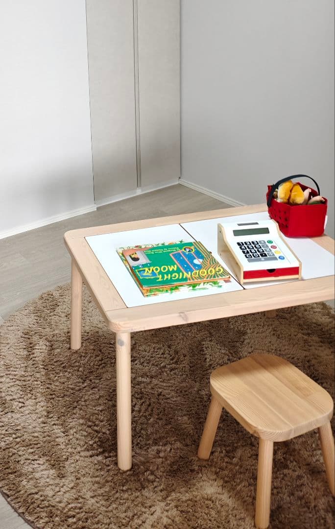 ほぼ新品 ＩＫＥＡ木製の小型テーブルと椅子とおもちゃセットで販売