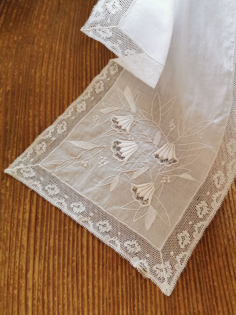 アンティーク 蛍袋 野の花エンブロイダリー 縦長ランナー ノルマンディーレース風