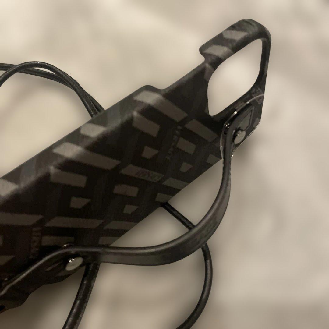 ベルサーチ！VERSACE幾何学模様 ストラップ付き　iPhone12 ケース