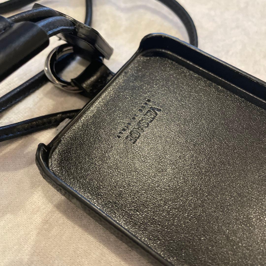 ベルサーチ！VERSACE幾何学模様 ストラップ付き　iPhone12 ケース