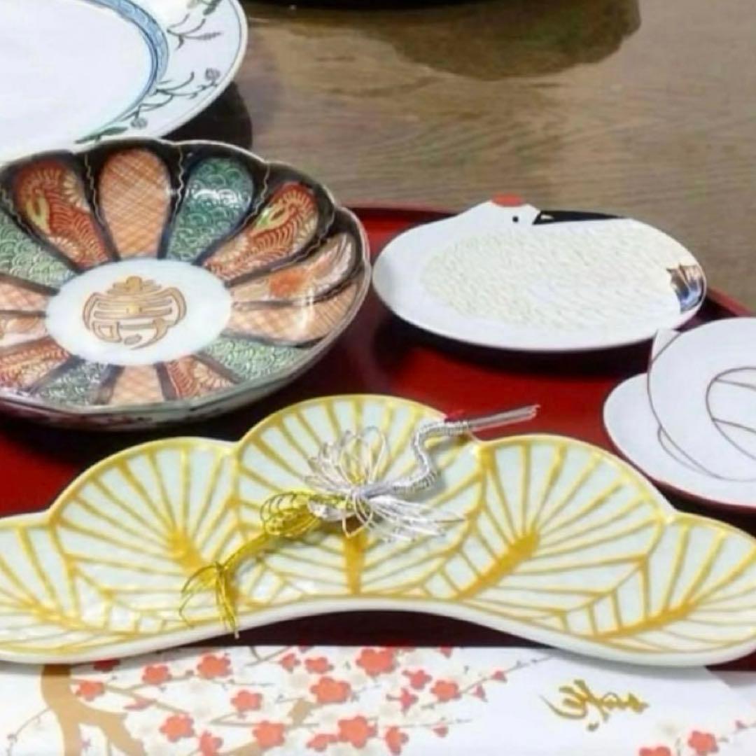 【新品】【大人気】有田焼幸楽窯　錦白金松葉形前菜皿3枚セット　縁起物