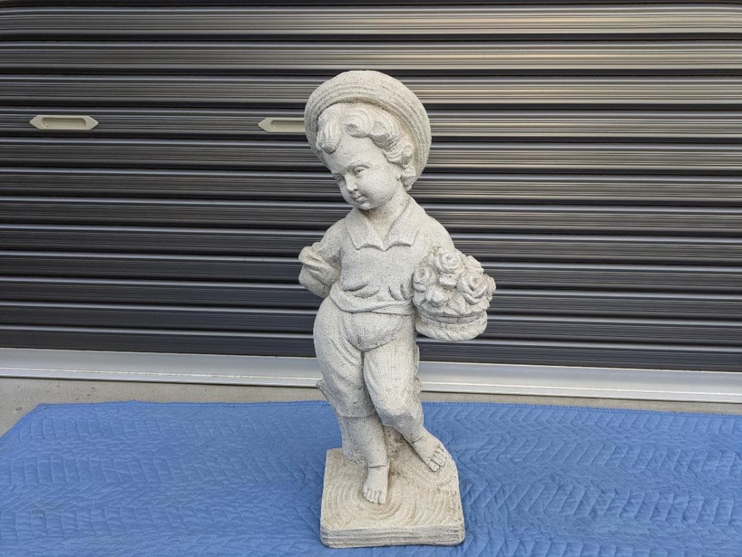 478　イタリア製　石像　花束を持つ子ども　ガーデンオーナメント