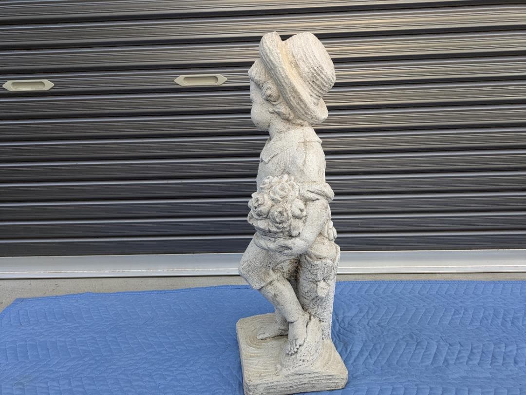 478　イタリア製　石像　花束を持つ子ども　ガーデンオーナメント