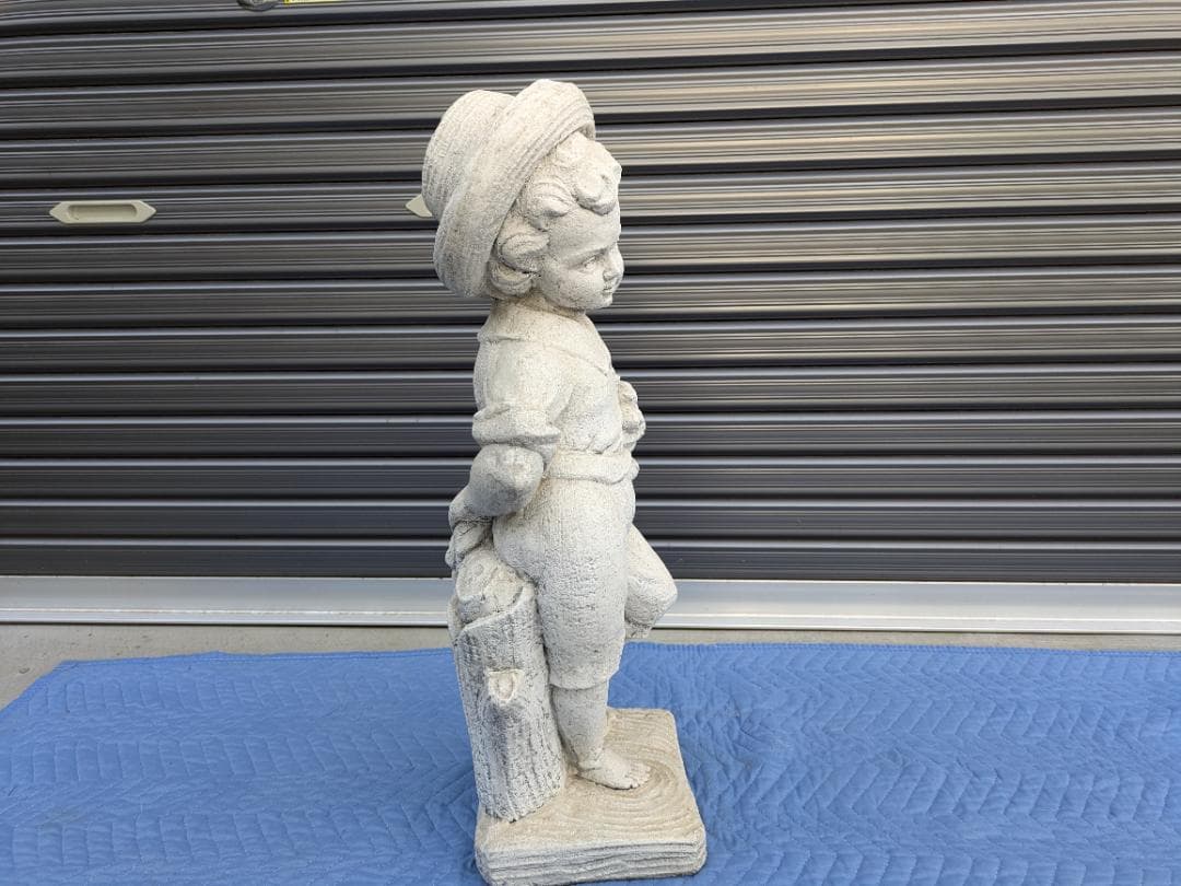 478　イタリア製　石像　花束を持つ子ども　ガーデンオーナメント