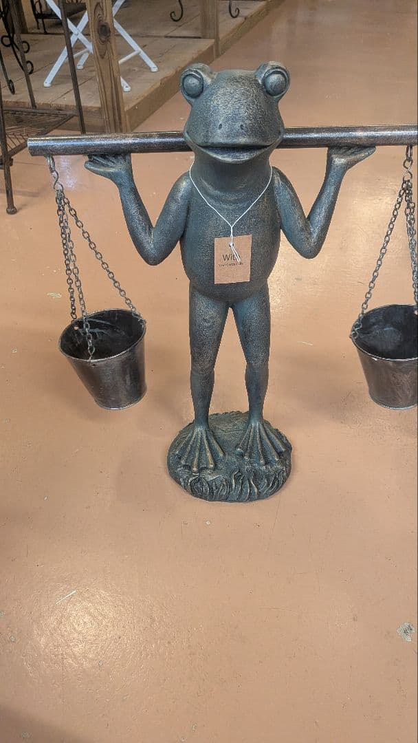 カエルのデザイン金属製置物 バケツ付き