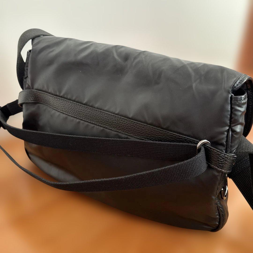 ハンティングワールド　メッセンジャーバッグ　ショルダーバッグ