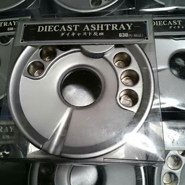 新品。灰皿。定価630円の品物。