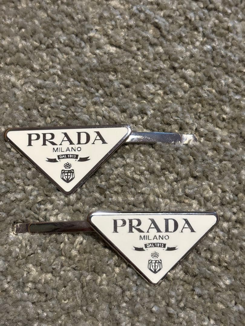 PRADA ブラックメタル ヘアピンセット